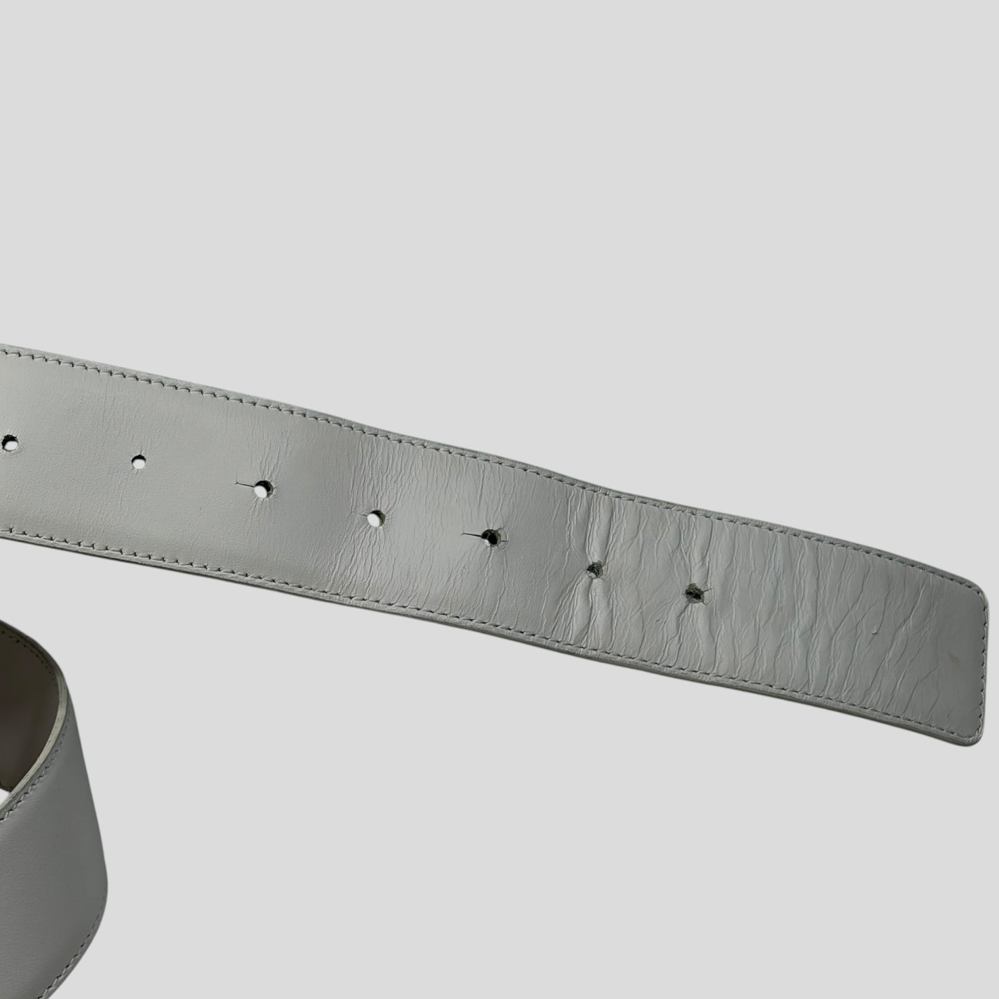 Gianni Versace 90’s White Leather Gothic DV Metal Buckle Rocker Belt