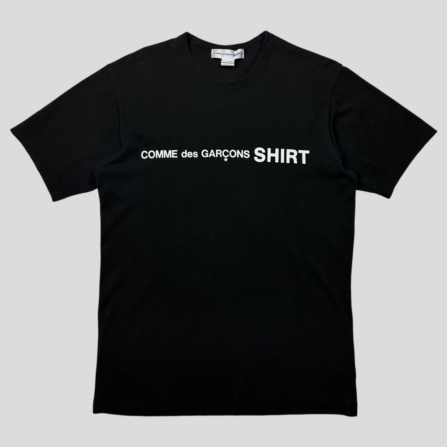 CDG SHIRT Logo Spellout T-shirt  - L (M)