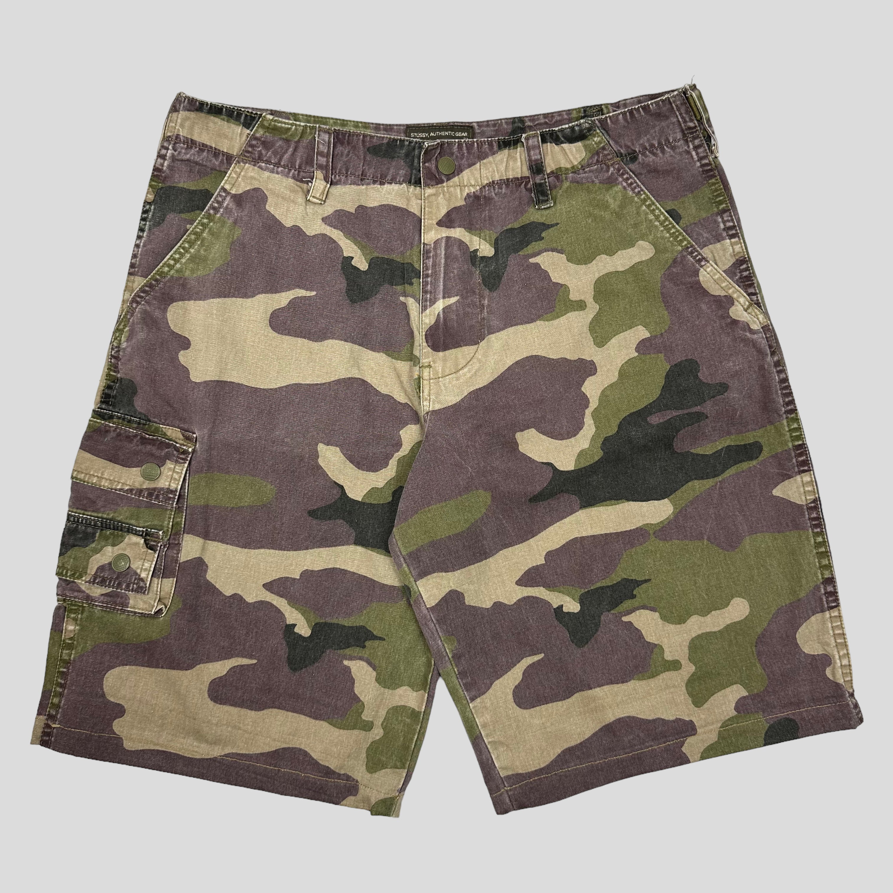 Stussy early 00's Multipocket Camo Cargo Shorts - 34 – Warmwaves